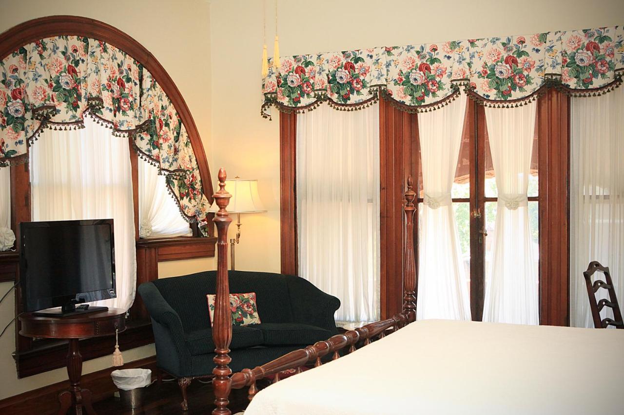 Louisville Bourbon Inn ภายนอก รูปภาพ