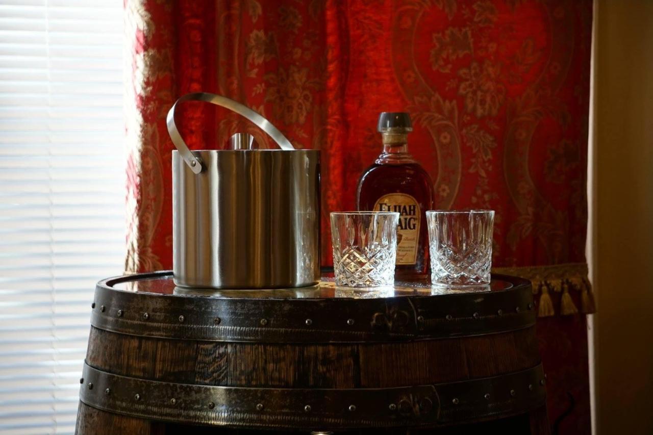 Louisville Bourbon Inn ภายนอก รูปภาพ