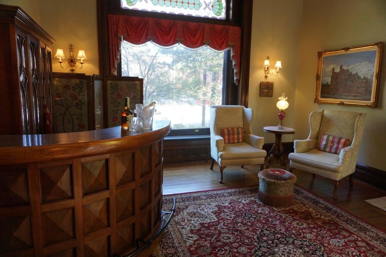 Louisville Bourbon Inn ภายนอก รูปภาพ