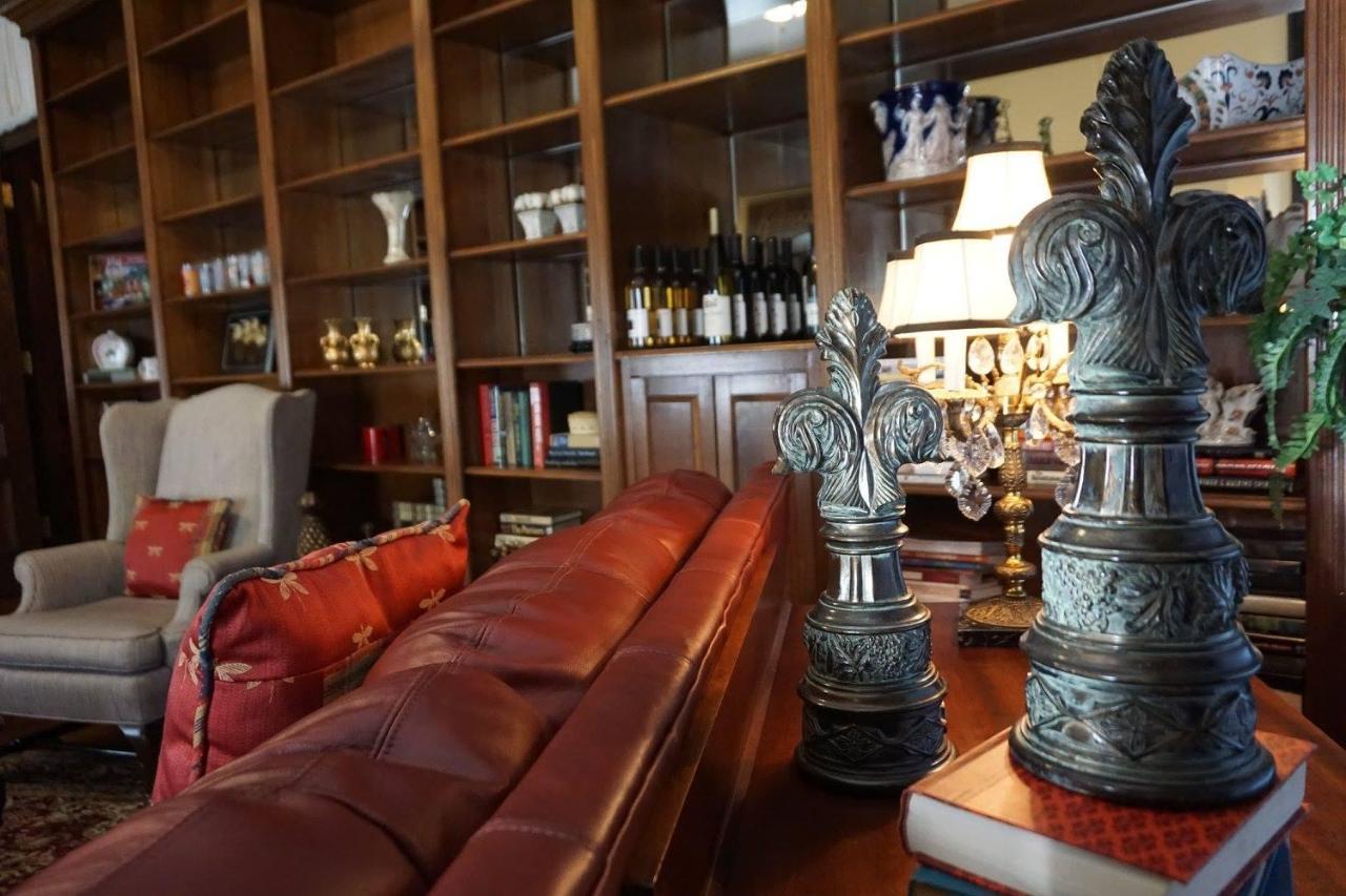Louisville Bourbon Inn ภายนอก รูปภาพ