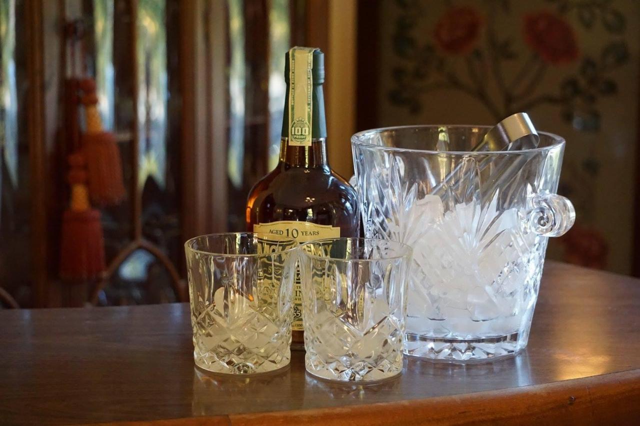 Louisville Bourbon Inn ภายนอก รูปภาพ