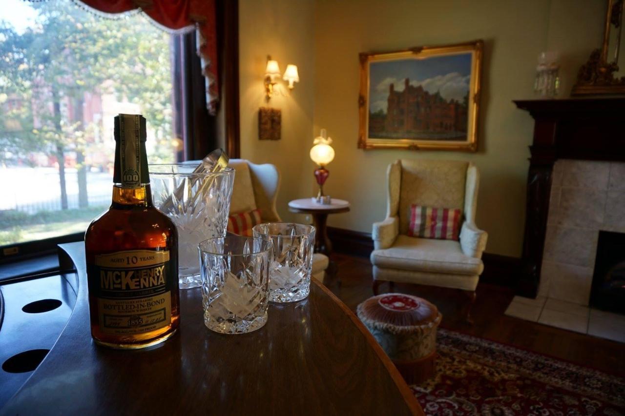 Louisville Bourbon Inn ภายนอก รูปภาพ