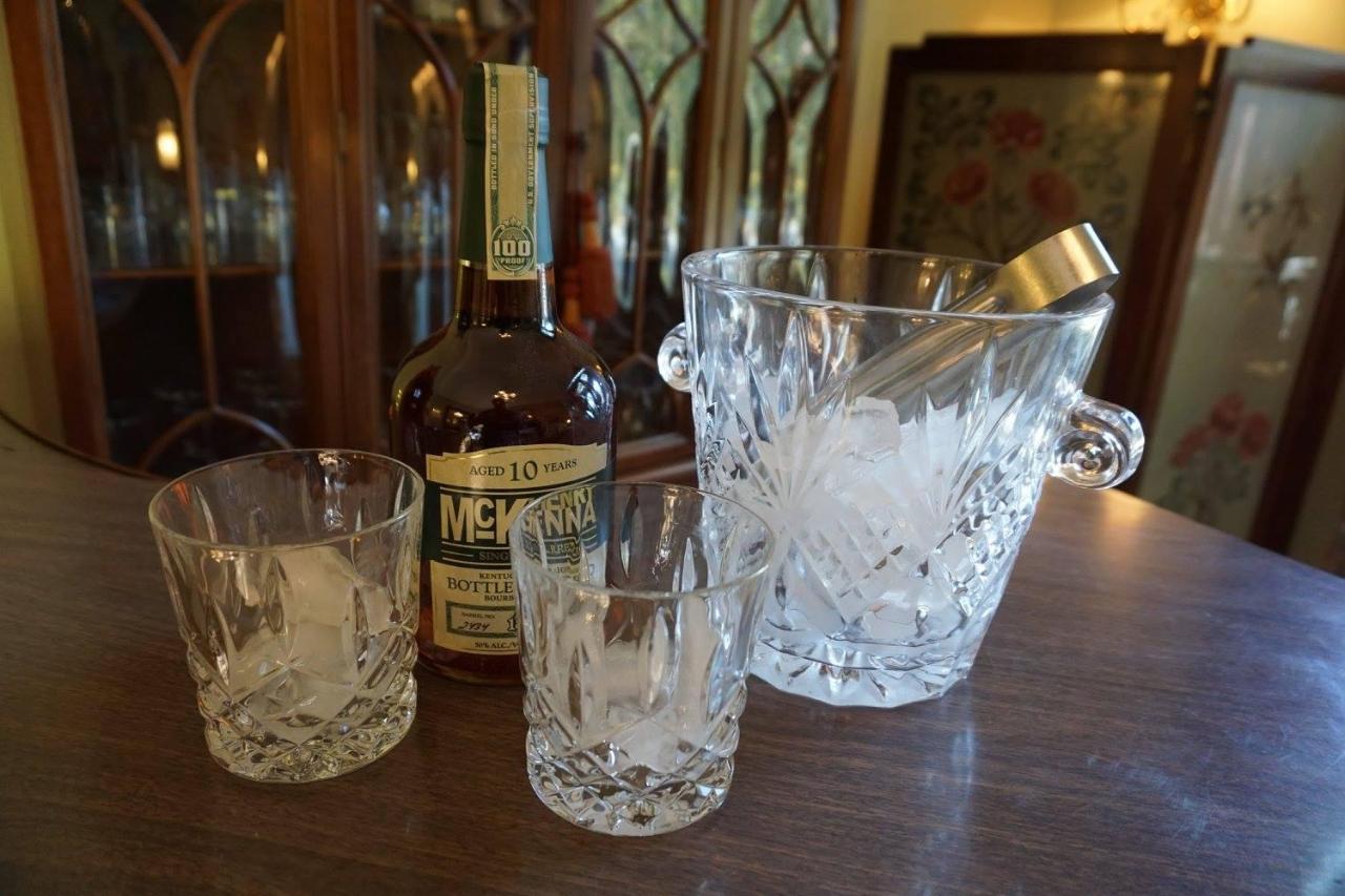 Louisville Bourbon Inn ภายนอก รูปภาพ