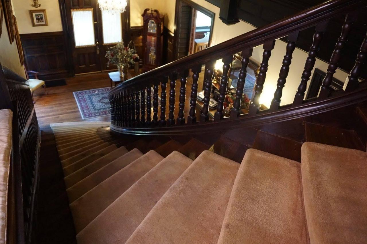 Louisville Bourbon Inn ภายนอก รูปภาพ