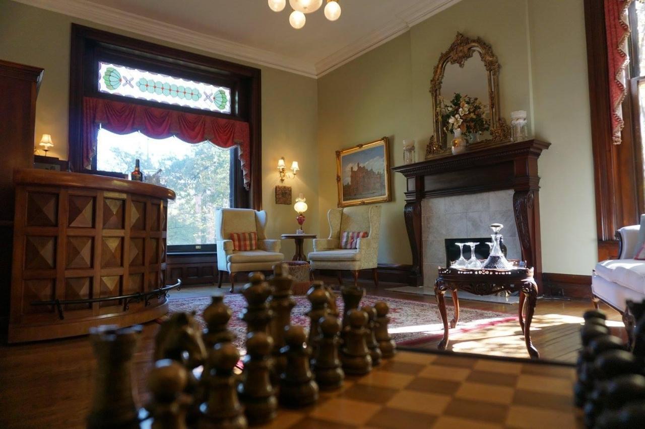 Louisville Bourbon Inn ภายนอก รูปภาพ