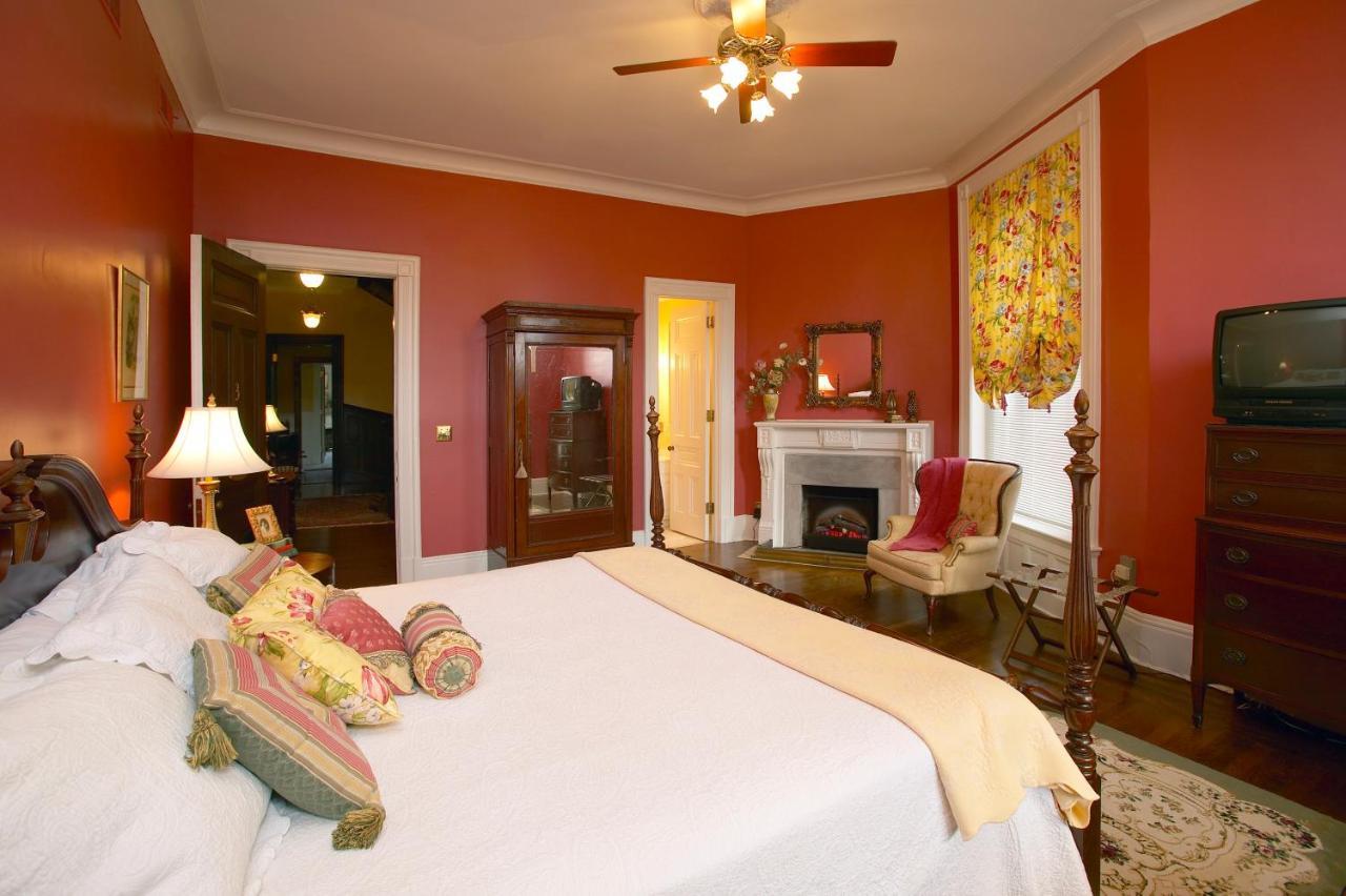 Louisville Bourbon Inn ภายนอก รูปภาพ