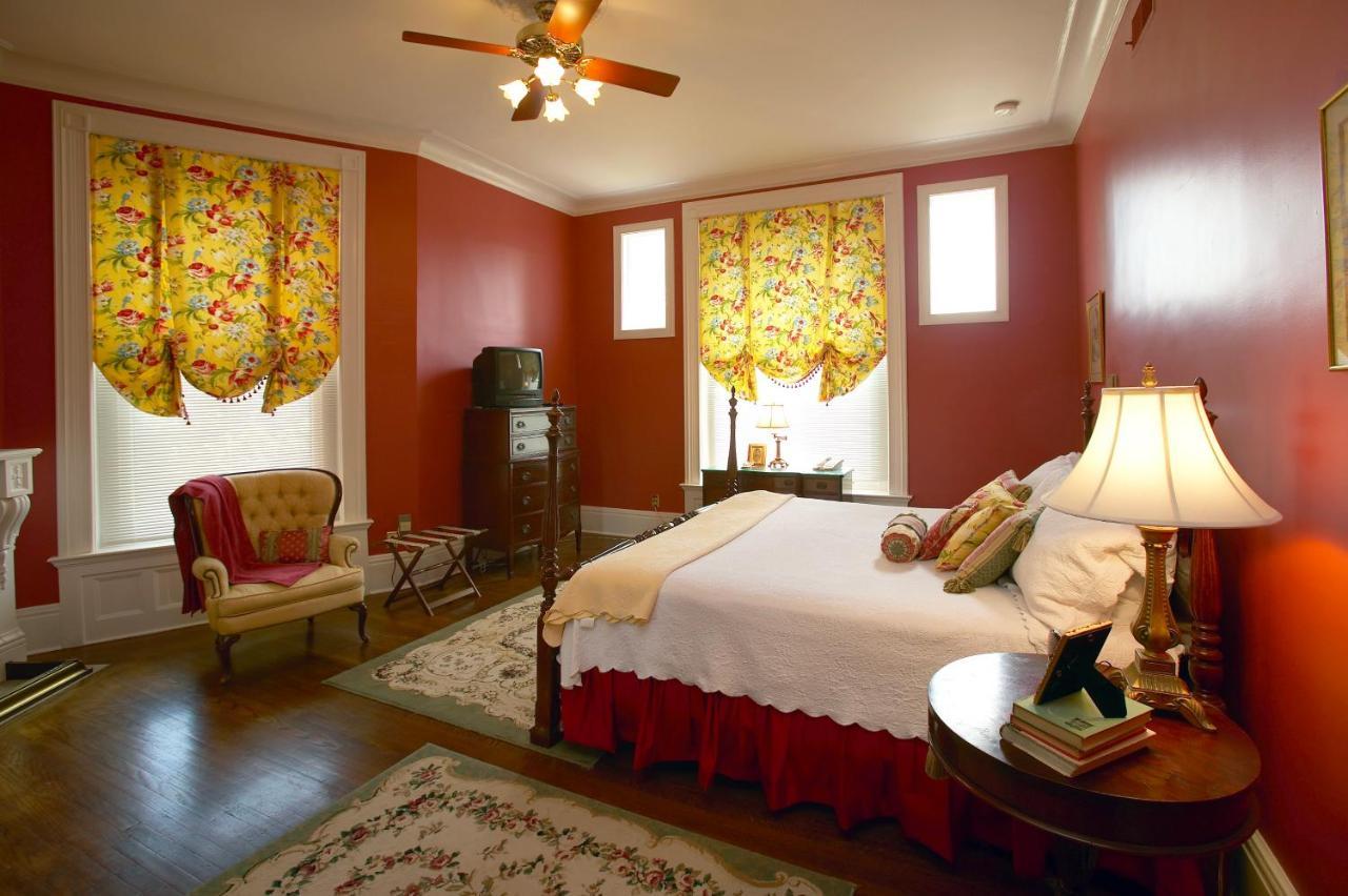 Louisville Bourbon Inn ภายนอก รูปภาพ