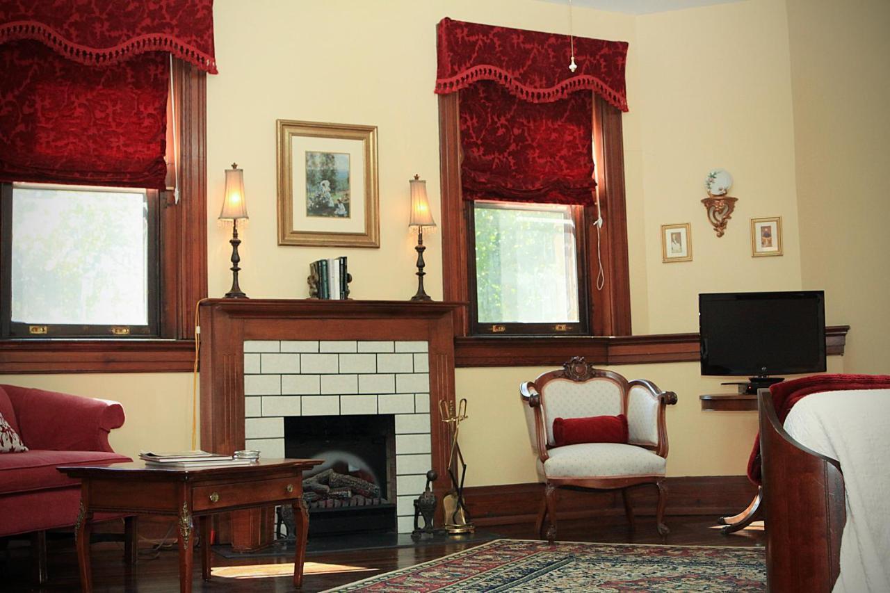 Louisville Bourbon Inn ภายนอก รูปภาพ