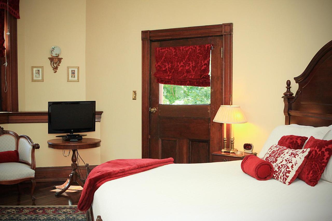 Louisville Bourbon Inn ภายนอก รูปภาพ